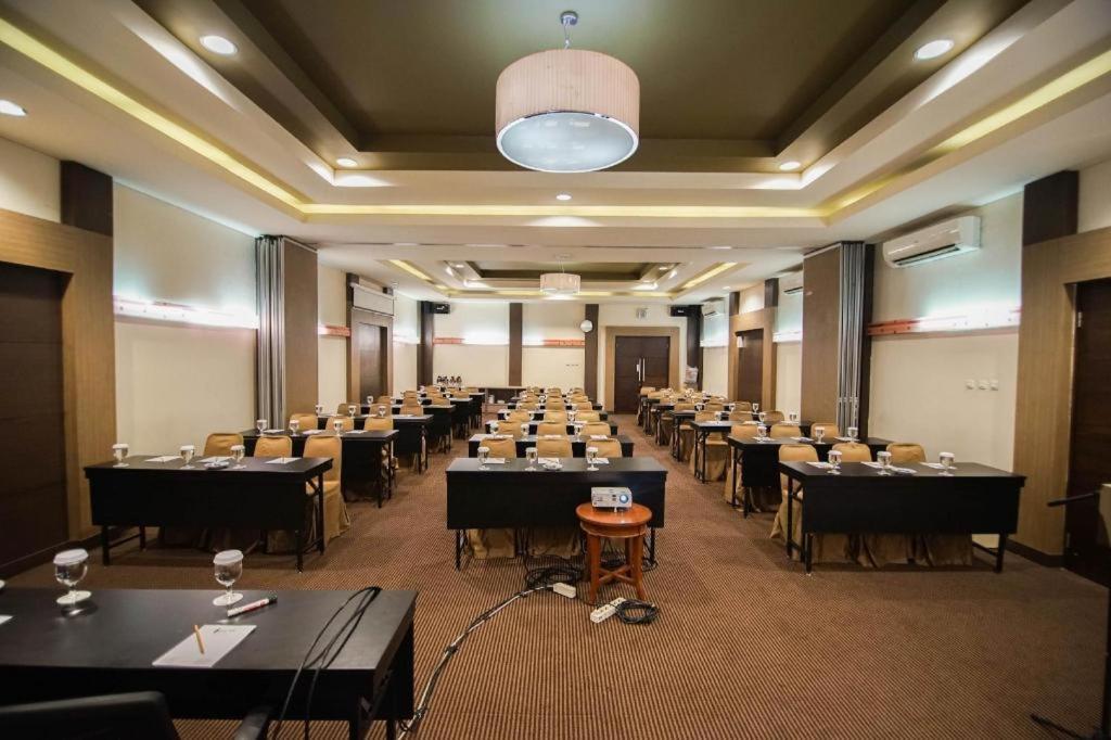 Sofyan Hotel Soepomo Джакарта Экстерьер фото